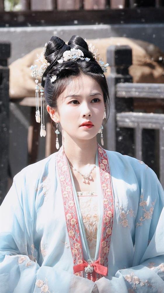 Tưởng chỉ có nhan sắc mới bị chê tả tơi, dáng đứng của Bạch Lộc cũng gây tranh cãi không kém-3