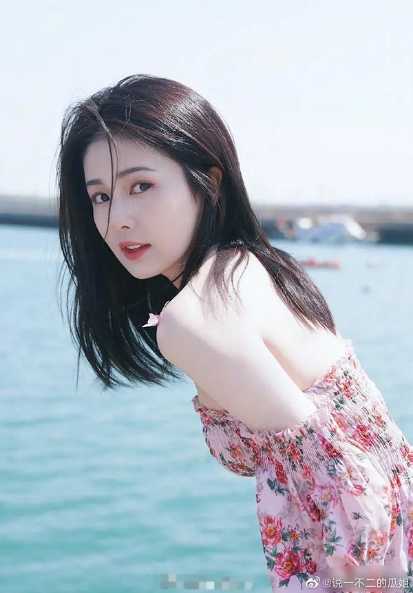 Tưởng chỉ có nhan sắc mới bị chê tả tơi, dáng đứng của Bạch Lộc cũng gây tranh cãi không kém-7