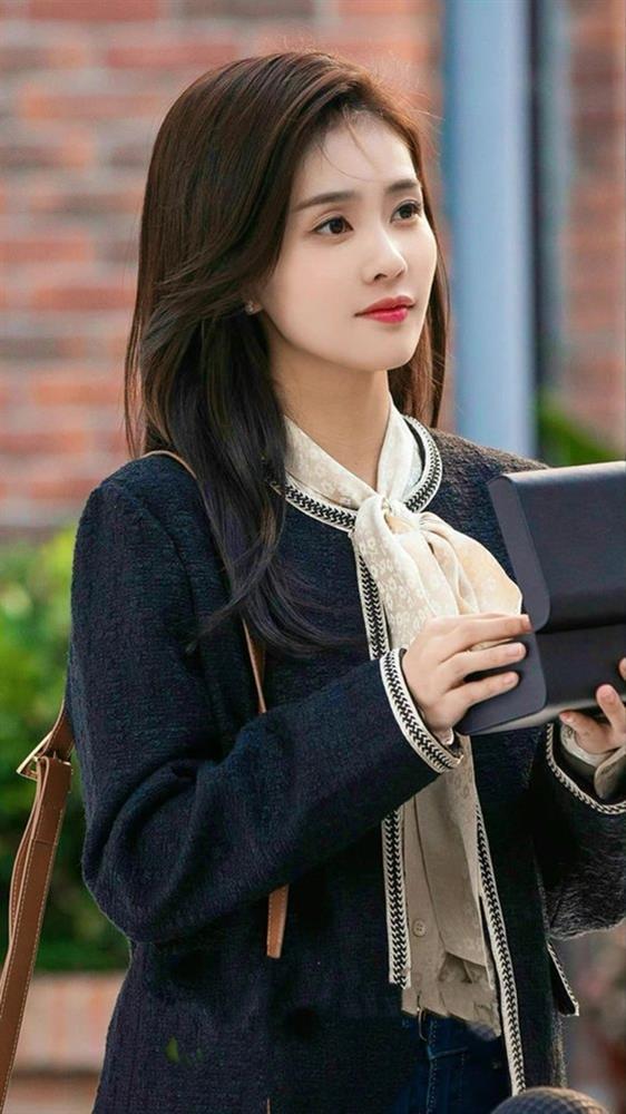 Tưởng chỉ có nhan sắc mới bị chê tả tơi, dáng đứng của Bạch Lộc cũng gây tranh cãi không kém-8