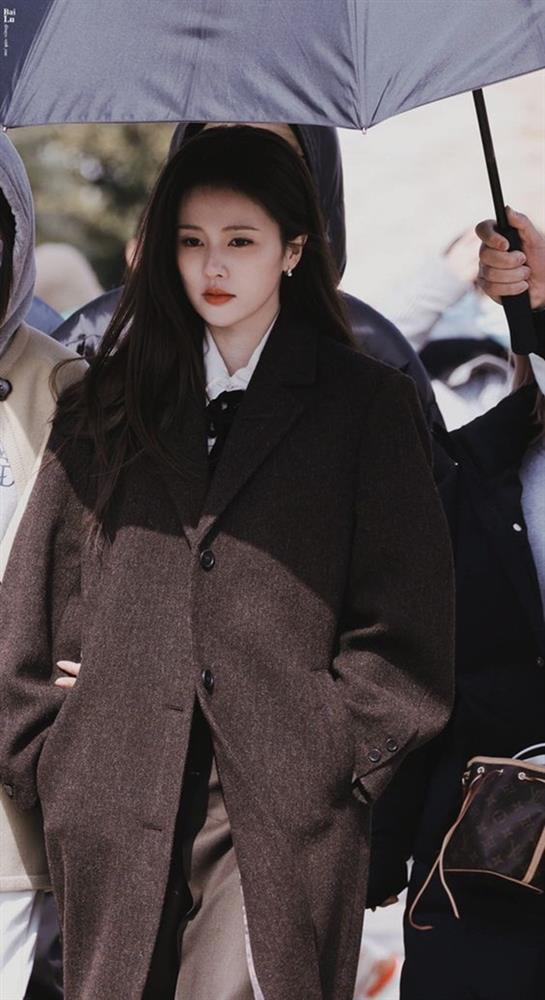 Tưởng chỉ có nhan sắc mới bị chê tả tơi, dáng đứng của Bạch Lộc cũng gây tranh cãi không kém-9