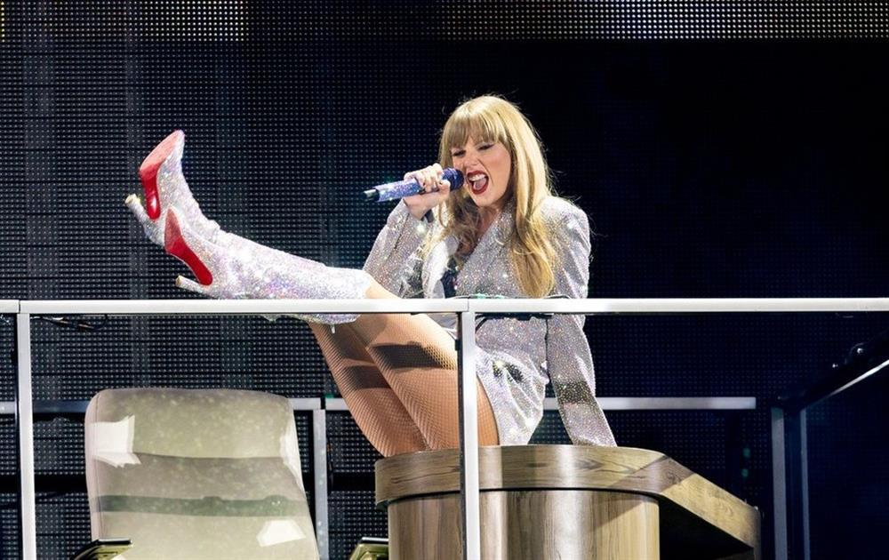 Taylor Swift diện váy áo như nàng công chúa tại chuyến lưu diễn Eras Tour-2