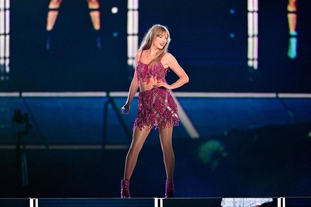 Taylor Swift diện váy áo như nàng công chúa tại chuyến lưu diễn Eras Tour-4