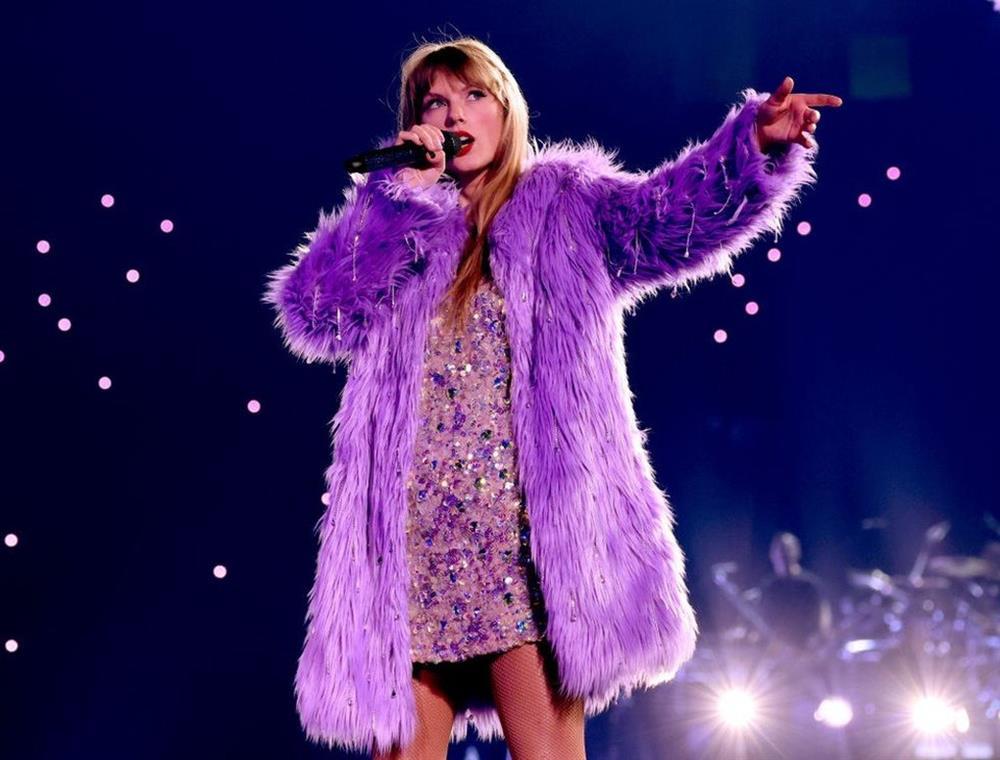 Taylor Swift diện váy áo như nàng công chúa tại chuyến lưu diễn Eras Tour-7