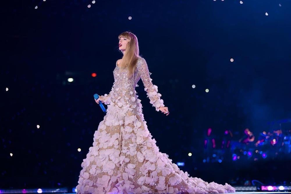 Taylor Swift diện váy áo như nàng công chúa tại chuyến lưu diễn Eras Tour-8