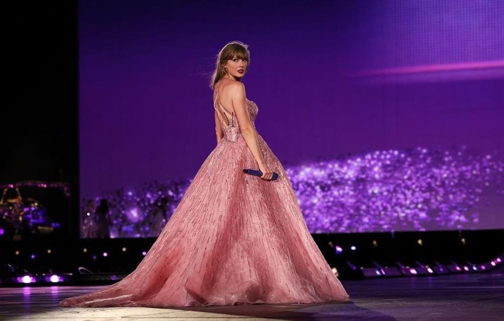 Taylor Swift diện váy áo như nàng công chúa tại chuyến lưu diễn Eras Tour-9