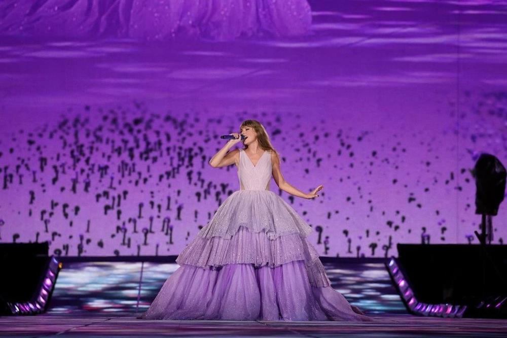Taylor Swift diện váy áo như nàng công chúa tại chuyến lưu diễn Eras Tour-10