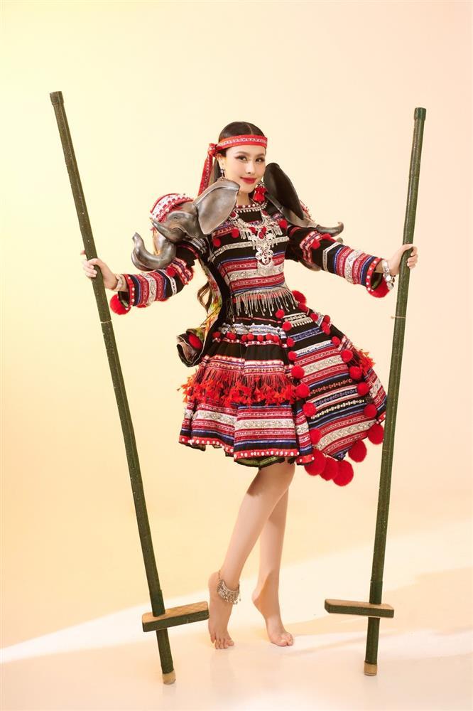 Ngọc Hằng bị gãy cà kheo khi trình diễn trong đêm thi trang phục dân tộc-1