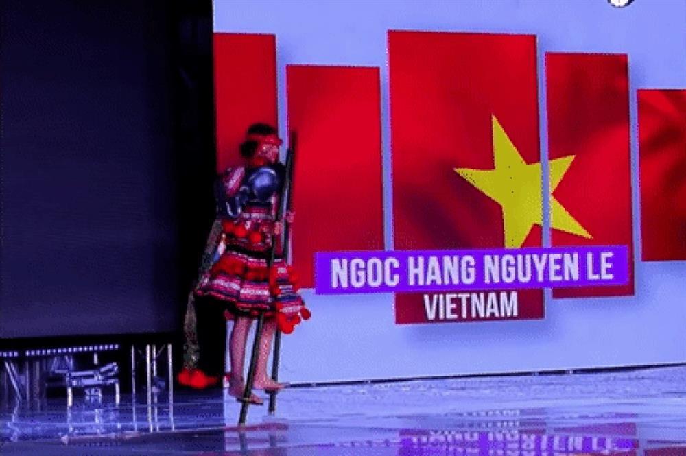 Ngọc Hằng bị gãy cà kheo khi trình diễn trong đêm thi trang phục dân tộc-2