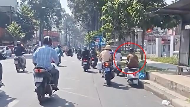 Tạm đình chỉ công tác CSGT dùng chân đạp người đi xe máy ở TPHCM-1