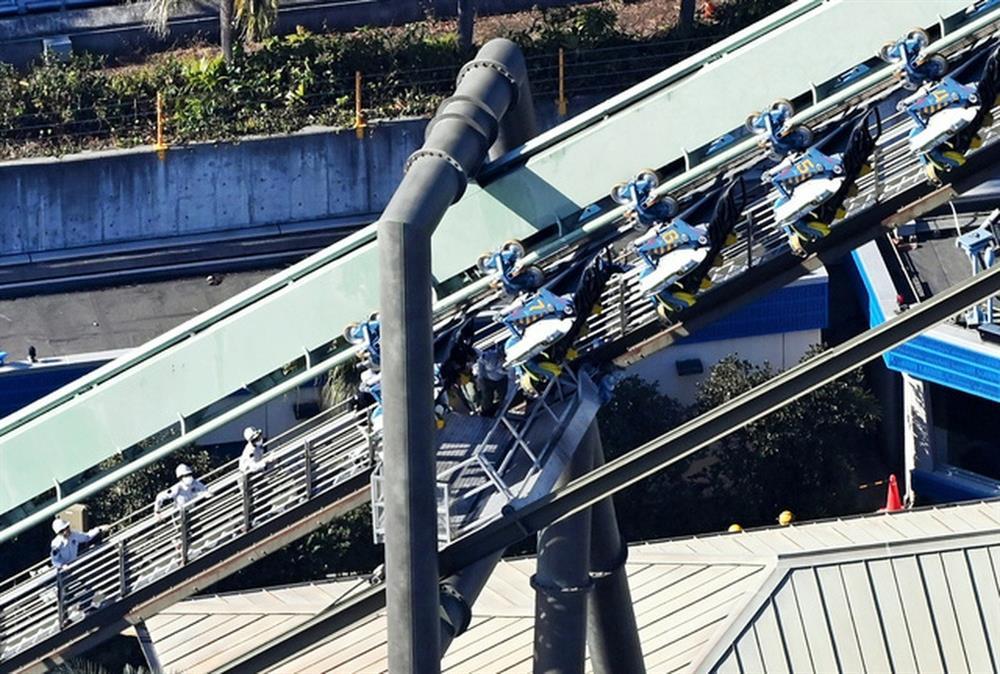 Tàu lượn siêu tốc dừng khẩn cấp, hành khách bị treo ngược ở độ cao 40m-1