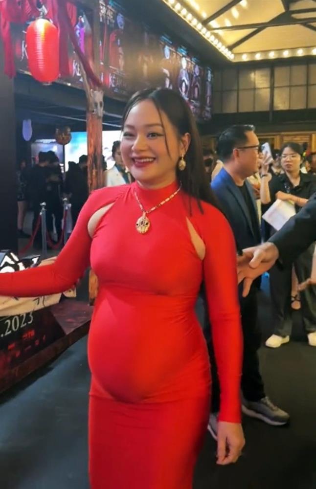 Mẹ bầu Lan Phương được chồng Tây tháp tùng đi dự sự kiện, nhan sắc rạng rỡ chiếm spotlight thảm đỏ!-3