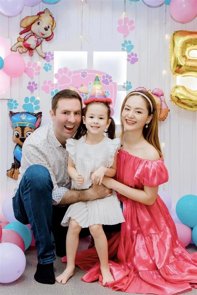 Mẹ bầu Lan Phương được chồng Tây tháp tùng đi dự sự kiện, nhan sắc rạng rỡ chiếm spotlight thảm đỏ!-5