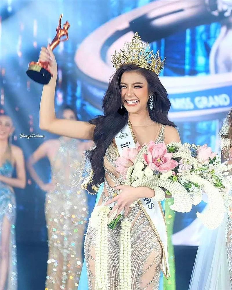 Biểu cảm lạ của người đẹp đăng quang Hoa hậu Hòa bình ở Thái Lan-1