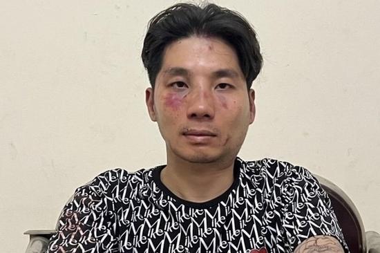 Cầm dao vào quán cướp tiền, đâm bị thương công an ở Hà Nội