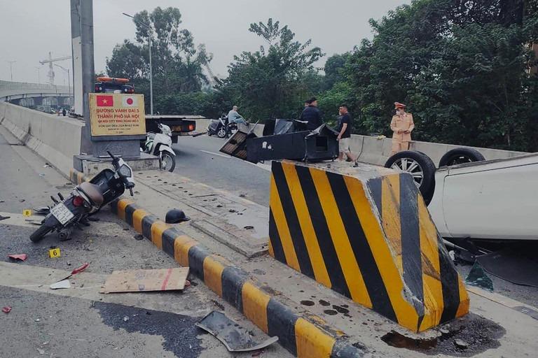 Xe con lật úp tại đường Vành đai 3 trên cao ở Hà Nội-2