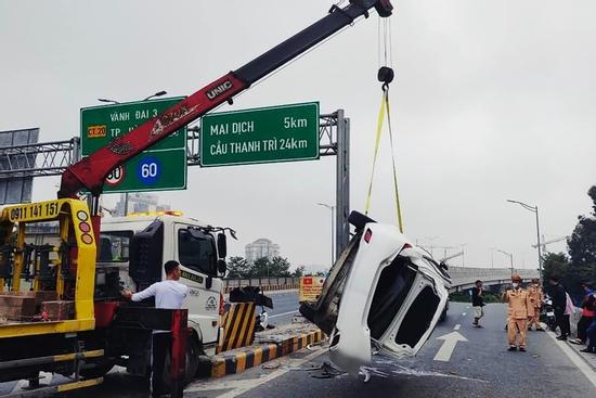 Xe con lật úp tại đường Vành đai 3 trên cao ở Hà Nội