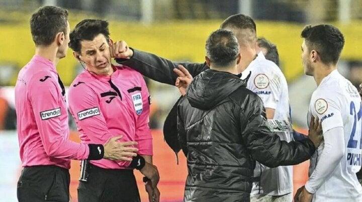 Đấm trọng tài sưng mắt, chủ tịch đội bóng nhận án phạt hết đời-1