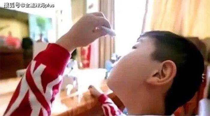 Cậu bé nhỏ keo 502 vào mắt, cách xử lý của người cha được bác sĩ khen ngợi-2