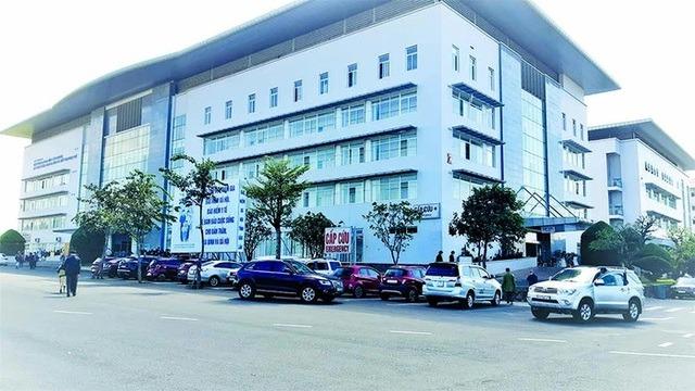 Bé trai 12 tuổi dập nát 2 bàn tay, mờ mắt do pháo nổ-1