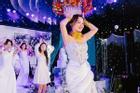 Cô dâu Bình Phước đeo 25 cây vàng lên sân khấu làm điều chưa từng, cả hôn trường 'náo loạn'