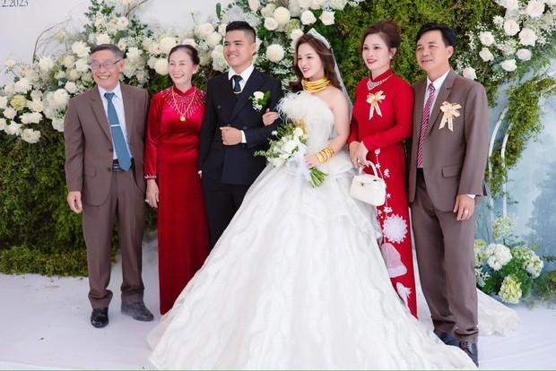 Cô dâu Bình Phước đeo 25 cây vàng lên sân khấu làm điều chưa từng, cả hôn trường náo loạn-5