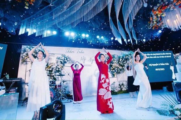 Cô dâu Bình Phước đeo 25 cây vàng lên sân khấu làm điều chưa từng, cả hôn trường náo loạn-3