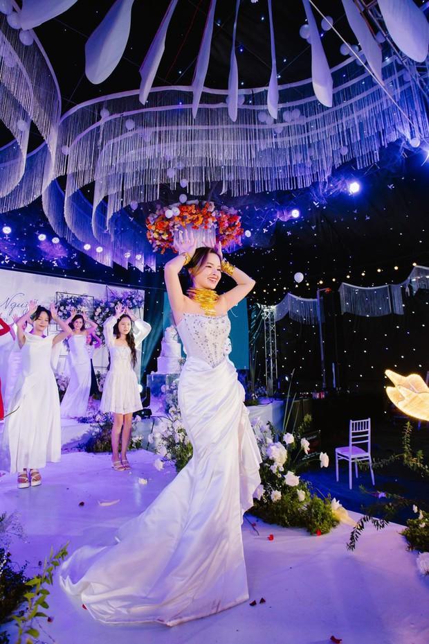 Cô dâu Bình Phước đeo 25 cây vàng lên sân khấu làm điều chưa từng, cả hôn trường náo loạn-2