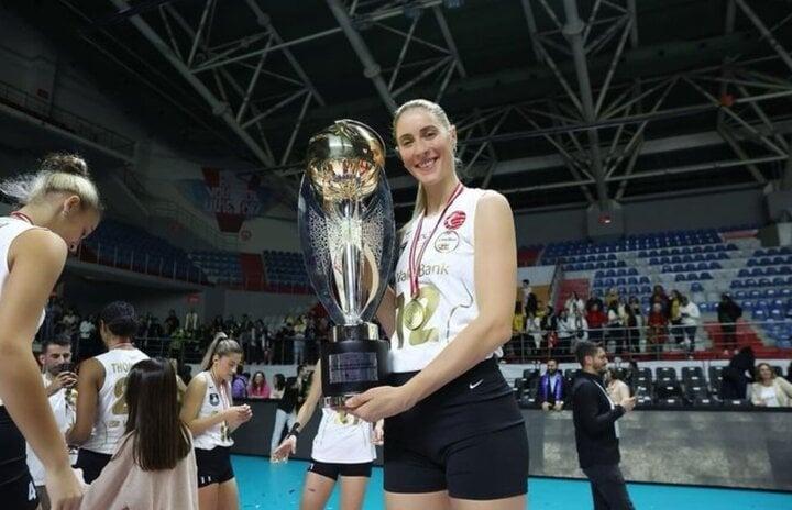 Nhan sắc gây thương nhớ của nữ thần bóng chuyền vừa so tài tuyển thủ Việt Nam-4