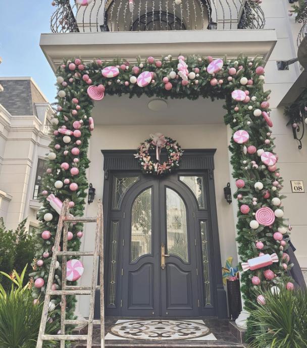 Không khí Noel trong biệt thự 22 tỷ đại gia quận 7 Đoàn Di Băng: Đèn rực sáng cả góc phố, hệ thống phun tuyết giả hoành tráng-2