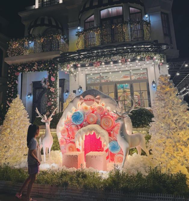 Không khí Noel trong biệt thự 22 tỷ đại gia quận 7 Đoàn Di Băng: Đèn rực sáng cả góc phố, hệ thống phun tuyết giả hoành tráng-1