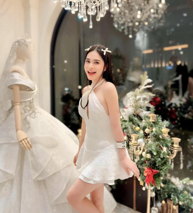 Không khí Noel trong biệt thự 22 tỷ đại gia quận 7 Đoàn Di Băng: Đèn rực sáng cả góc phố, hệ thống phun tuyết giả hoành tráng-6