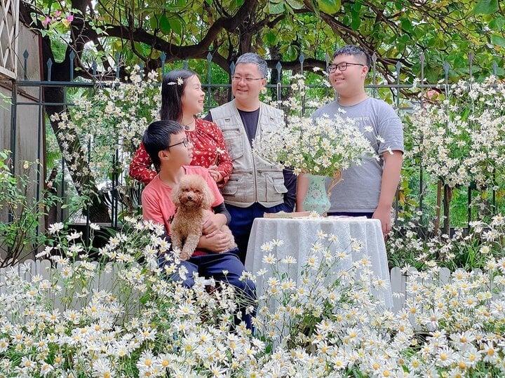 Cô giáo Hà Nội làm bản đồ Việt Nam bằng cúc họa mi gây sốt mạng-7