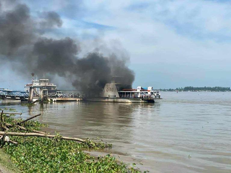 Thanh niên chở thùng xăng 30 lít xuống phà đốt, 11 xe máy bị thiêu rụi-1