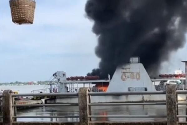 Cuộn sắt khủng từ trên xe đầu kéo rơi xuống đường rồi lao vào nhà dân-5