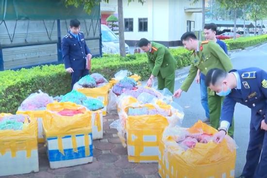 Phát hiện gần 900kg nội tạng trâu, bò hôi thối trong xe khách
