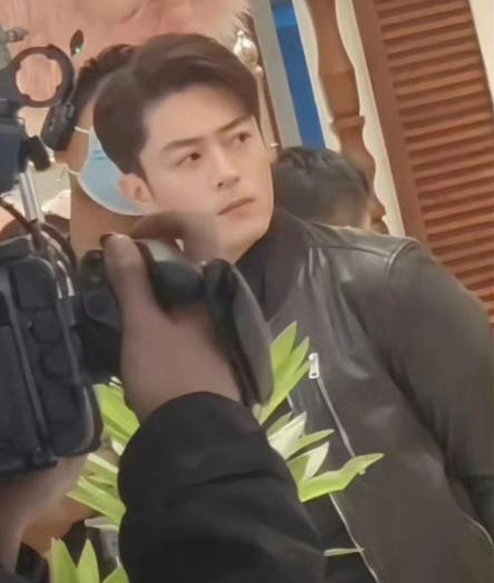 Hoắc Kiến Hoa gây sốt qua loạt ảnh camera thường chụp trộm trong hậu trường phim mới-1