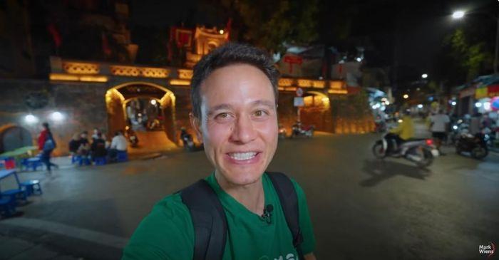 Phản ứng bất ngờ của khách Tây khi lần đầu thưởng thức đặc sản chả rươi ở Hà Nội-1