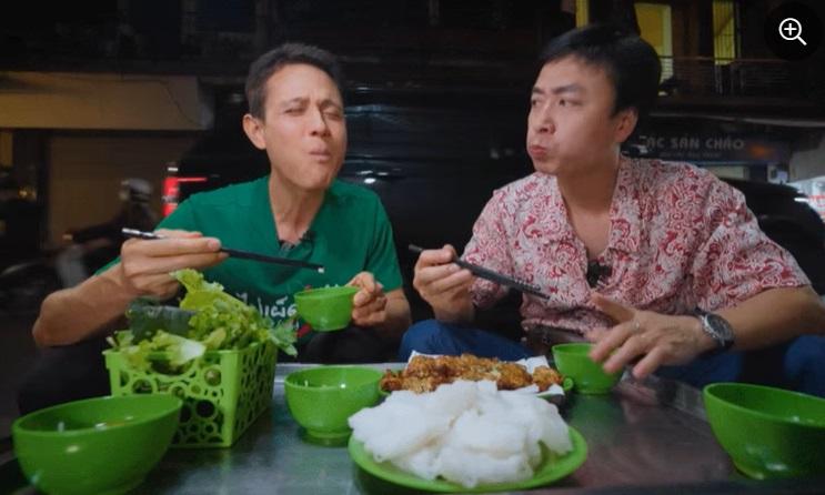 Phản ứng bất ngờ của khách Tây khi lần đầu thưởng thức đặc sản chả rươi ở Hà Nội-4