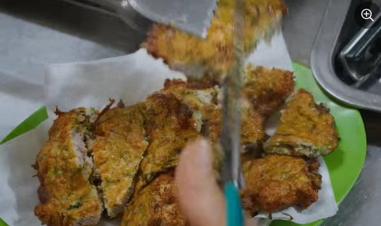 Phản ứng bất ngờ của khách Tây khi lần đầu thưởng thức đặc sản chả rươi ở Hà Nội-3