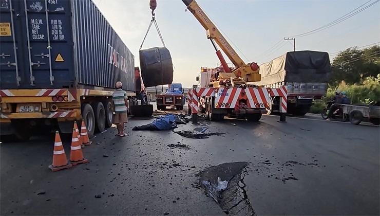 Cuộn sắt khủng từ trên xe đầu kéo rơi xuống đường rồi lao vào nhà dân-1