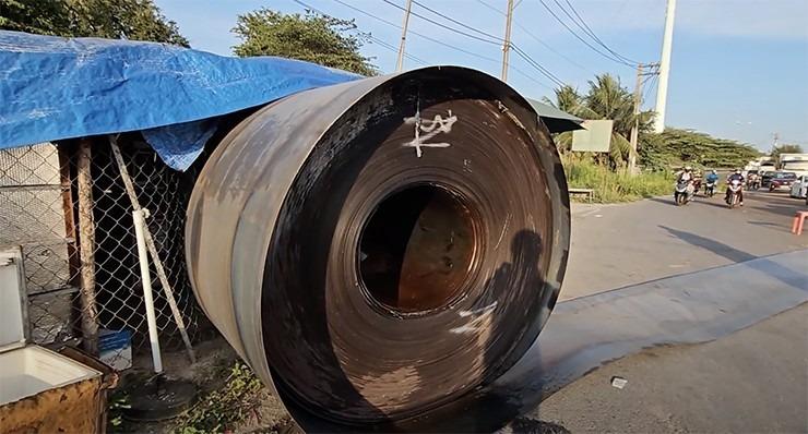 Cuộn sắt khủng từ trên xe đầu kéo rơi xuống đường rồi lao vào nhà dân-2