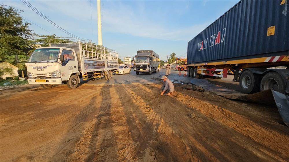 Cuộn sắt khủng từ trên xe đầu kéo rơi xuống đường rồi lao vào nhà dân-3