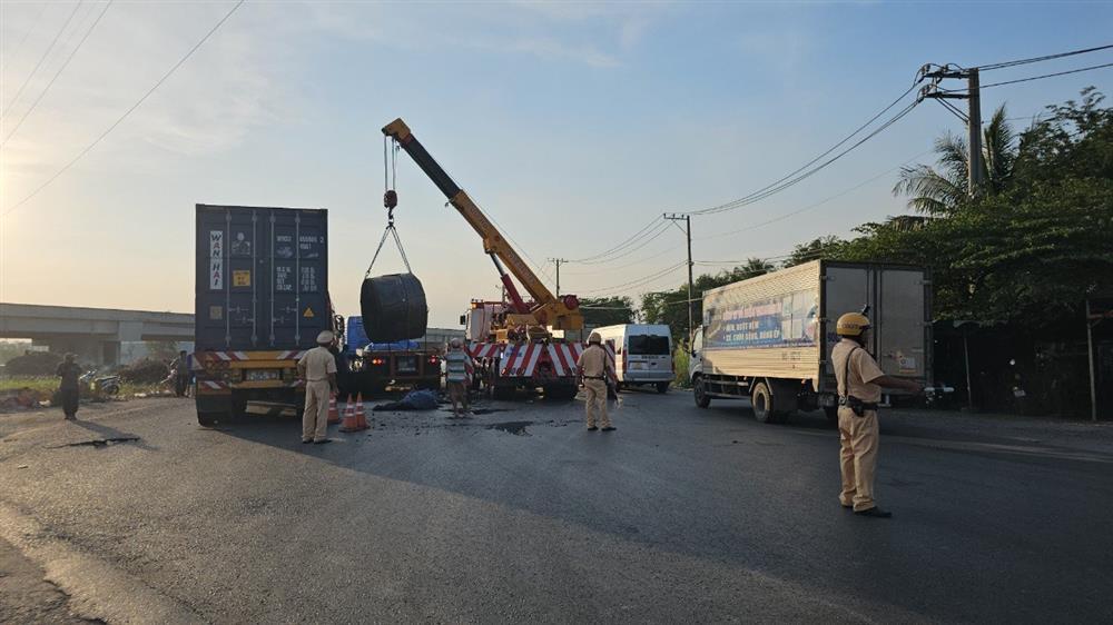 Cuộn sắt khủng từ trên xe đầu kéo rơi xuống đường rồi lao vào nhà dân-4