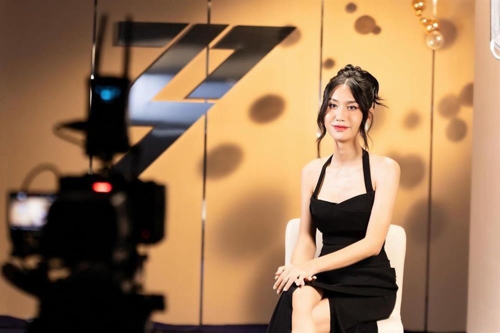 Gu thời trang ngày càng nữ tính, gợi cảm của Lynk Lee-2