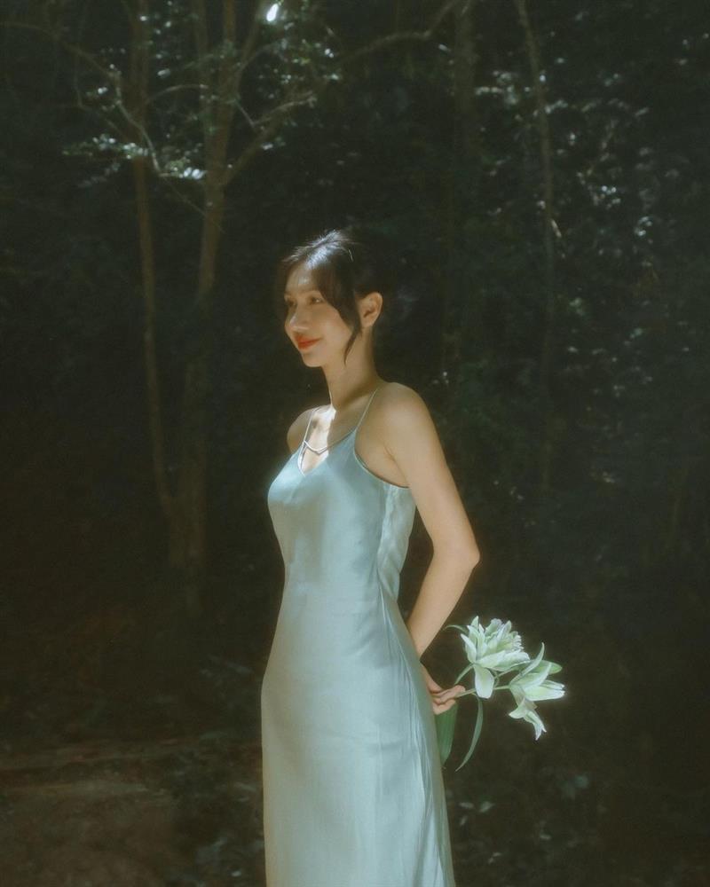 Gu thời trang ngày càng nữ tính, gợi cảm của Lynk Lee-9