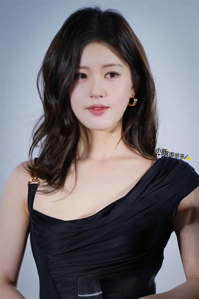 Dù xinh đẹp ở sự kiện mới, nhưng ai nấy đều tiếc hùi hụi cho mái tóc của Triệu Lộ Tư vì điều này-2