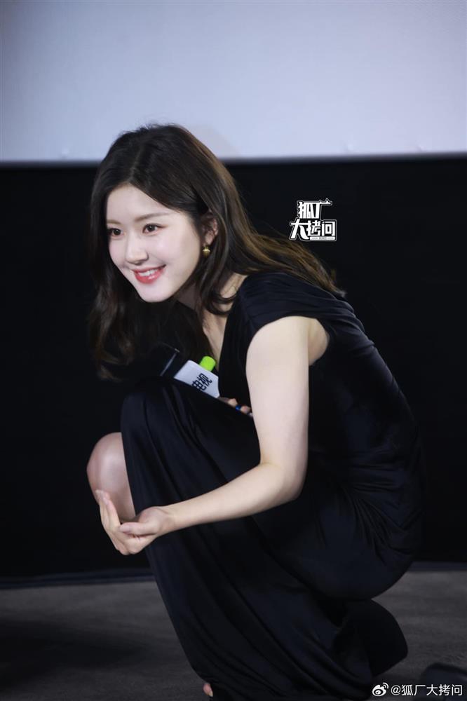 Dù xinh đẹp ở sự kiện mới, nhưng ai nấy đều tiếc hùi hụi cho mái tóc của Triệu Lộ Tư vì điều này-4