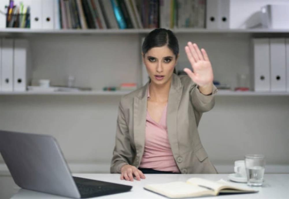 Bị quấy rối tình dục nơi công sở, nữ nhân viên bật: Tôi thích mặc hở hang-2