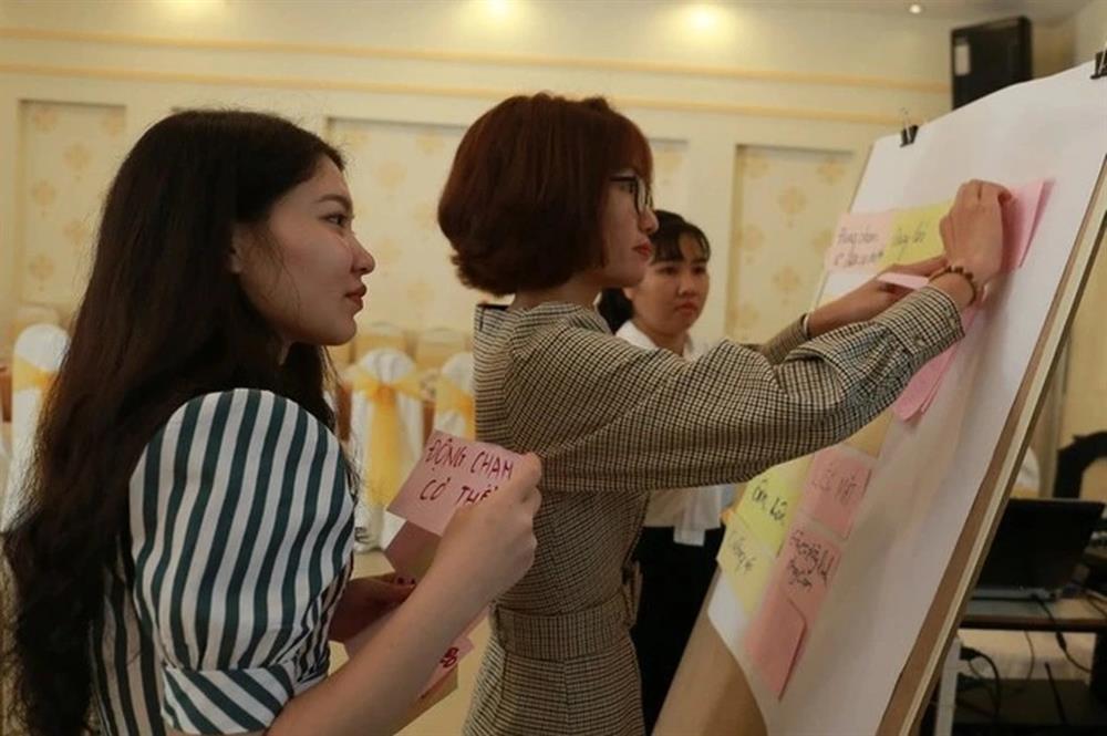 Bị quấy rối tình dục nơi công sở, nữ nhân viên bật: Tôi thích mặc hở hang-3