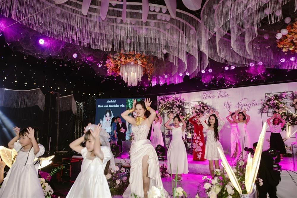 Cô dâu xinh đẹp ở Bình Phước đeo hồi môn khủng cùng mẹ nhảy cực sung-1